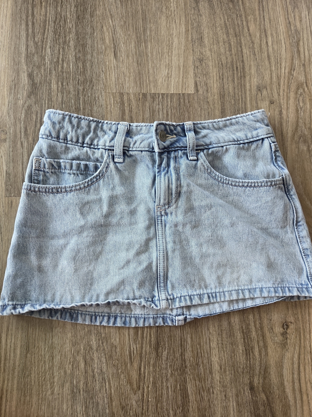 Hollister Light Wash Denim Mini Skirt Size 0 Y2K Low Rise Boho Festival - Picture 2 of 4